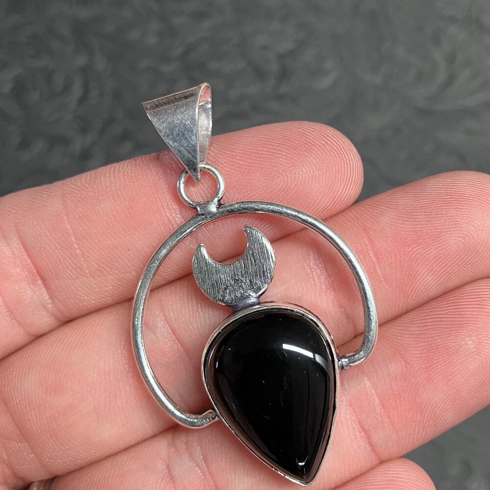 Black Chalcedony Onyx Crescent Moon Pendant Stone Crystal Jewelry - Picture 3 of 5